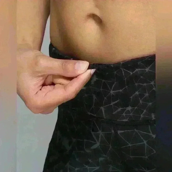 Lululemon Run: Top Speed Crop *Full-On Luxtreme
Star Crushed Coal Black size 6 - Picture 5 of 14